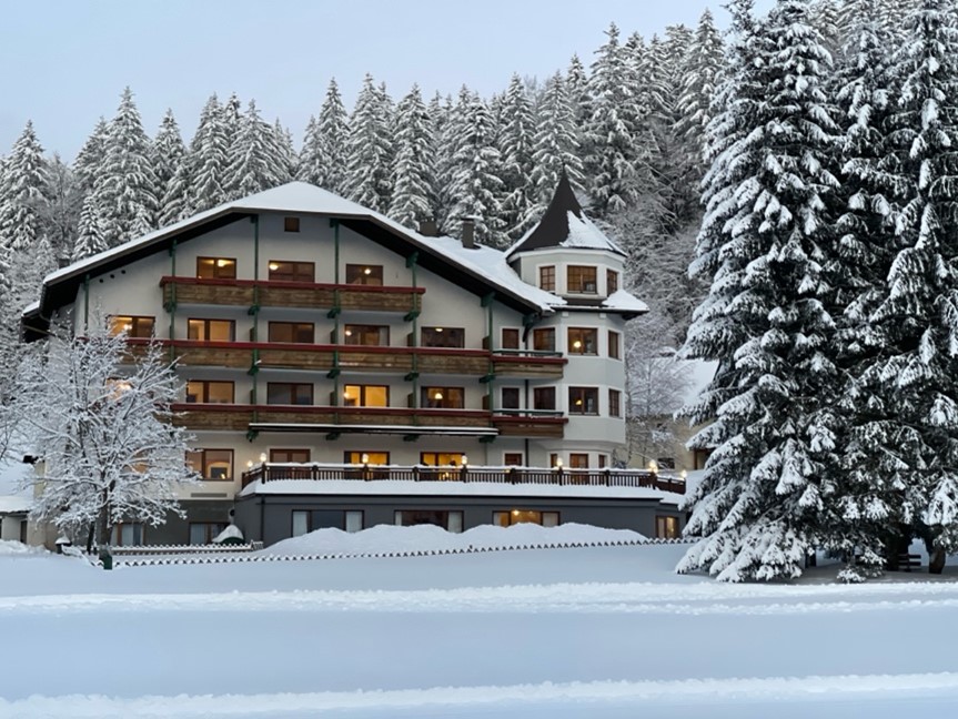Die Residence Weitental im Winter, umgeben von verschneiten Tannen